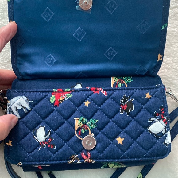 🆕❄️Vera Bradley RFID All-in-One Crossbody “Snow Globe Motifs” - Picture 3 of 10